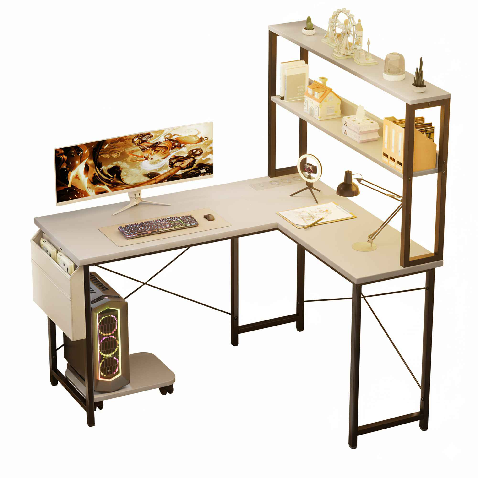 Ein L-förmiger Computertisch mit Monitor, Tastatur und Regalen mit Dekorationen. Ein Computergehäuse steht auf einer rollenden Plattform.