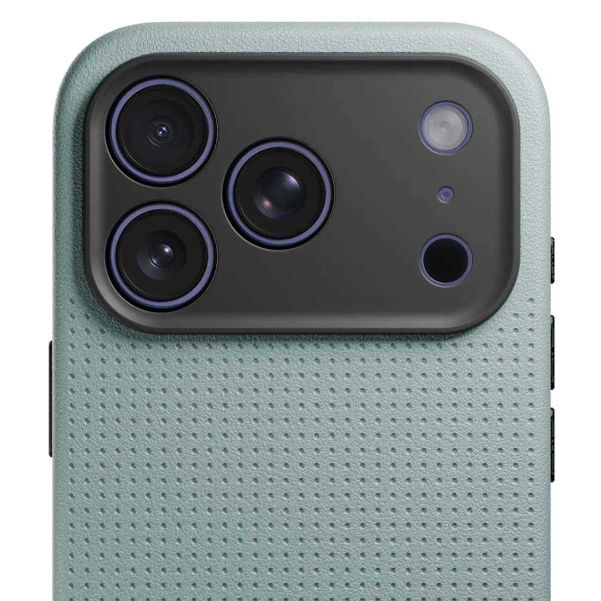 Primo piano del gruppo fotocamere di uno smartphone, con tre obiettivi e un flash su una custodia strutturata verde chiaro.