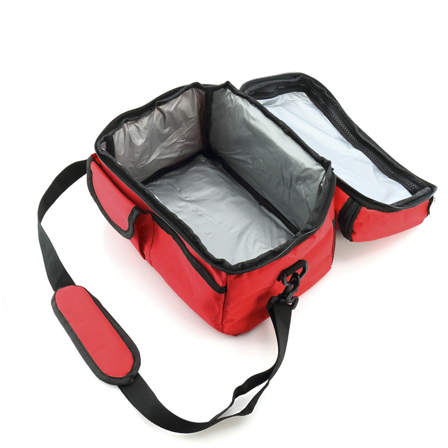 Borsa frigo rossa aperta con cinturino nero. Interno isolato argentato. La borsa è su una superficie bianca.