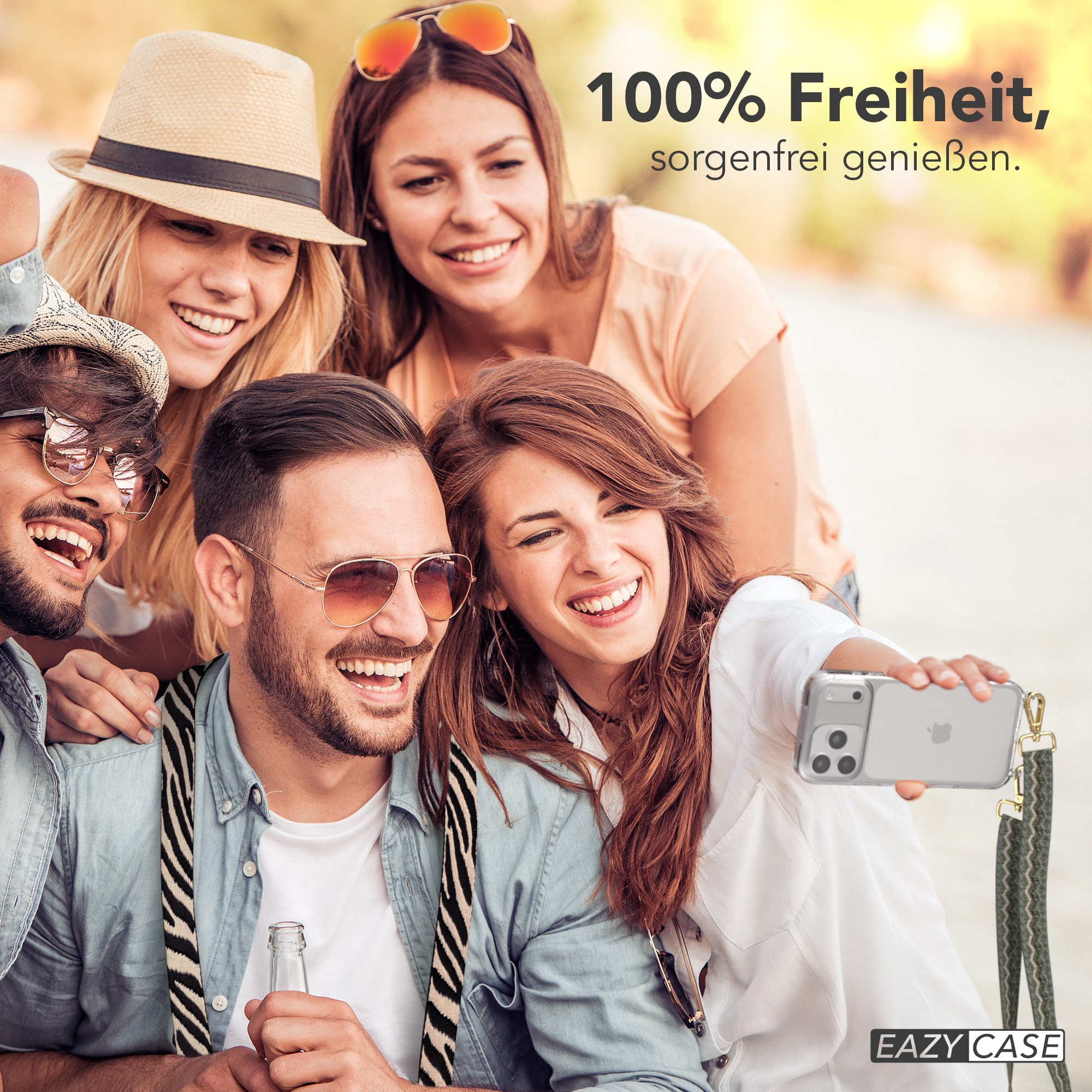 Freunde machen Selfie, lächeln. Einer hält Handy mit Hülle, andere im Hintergrund.