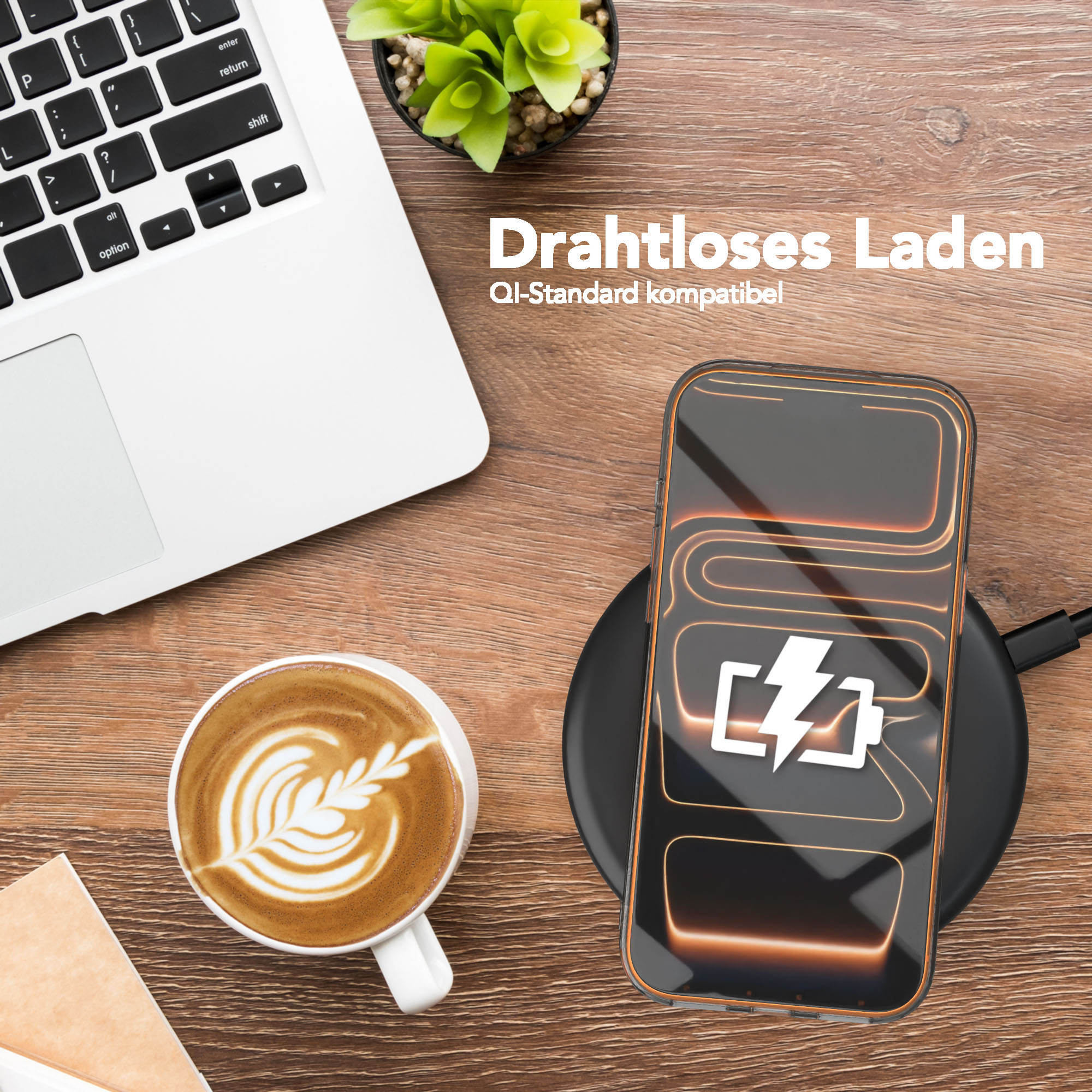 Ein Telefon, das auf einem kabellosen Ladegerät geladen wird, neben einem Laptop und einer Kaffeetasse auf einer Holzoberfläche.