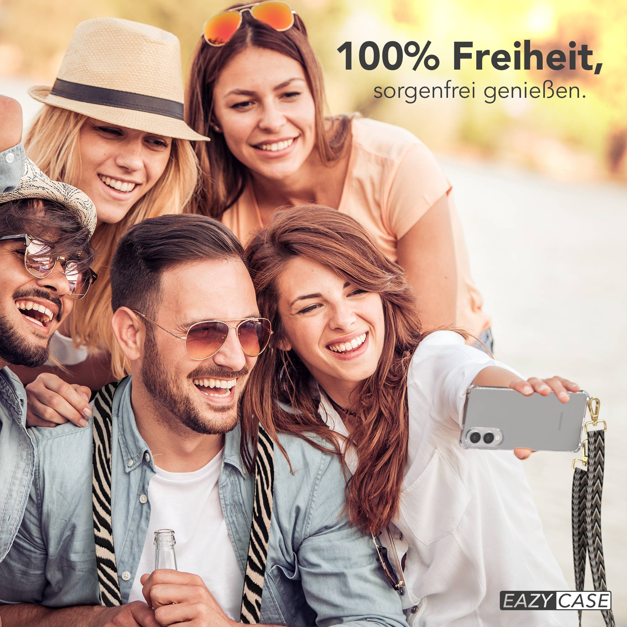 Freundesgruppe macht Selfie, lächelt. Einer hält das Telefon. Text oben: 100% Freiheit, unbeschwert genießen.