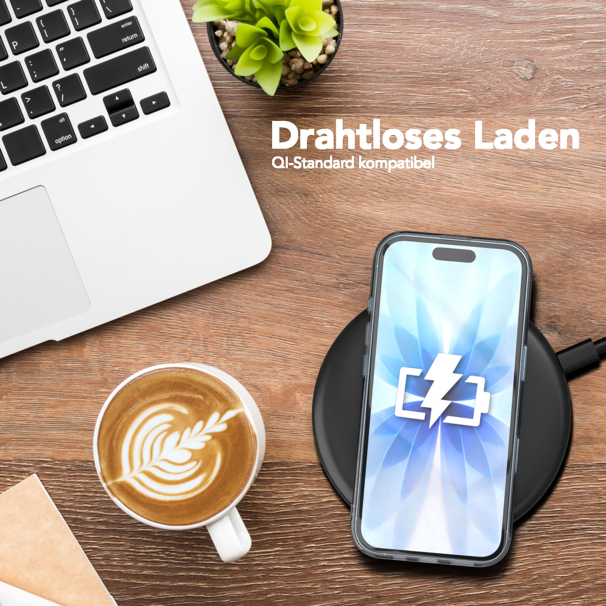 Ein Telefon, das kabellos auf einem Pad geladen wird, neben einem Laptop und einer Kaffeetasse auf einer Holzoberfläche.