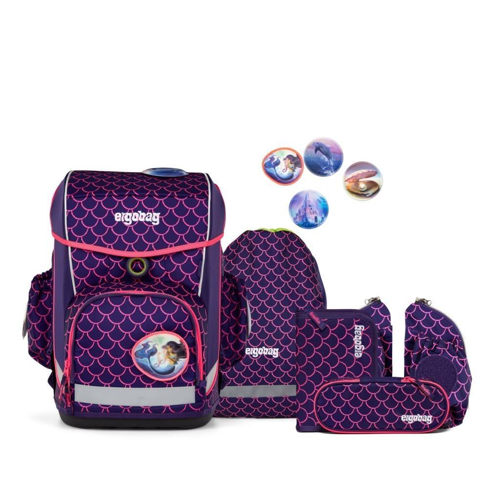 Ein lila Schulranzen-Set mit Meerjungfrauen-Motiv. Enthält Rucksack, Federmäppchen und weiteres Zubehör. Mit Schuppenmustern verziert.