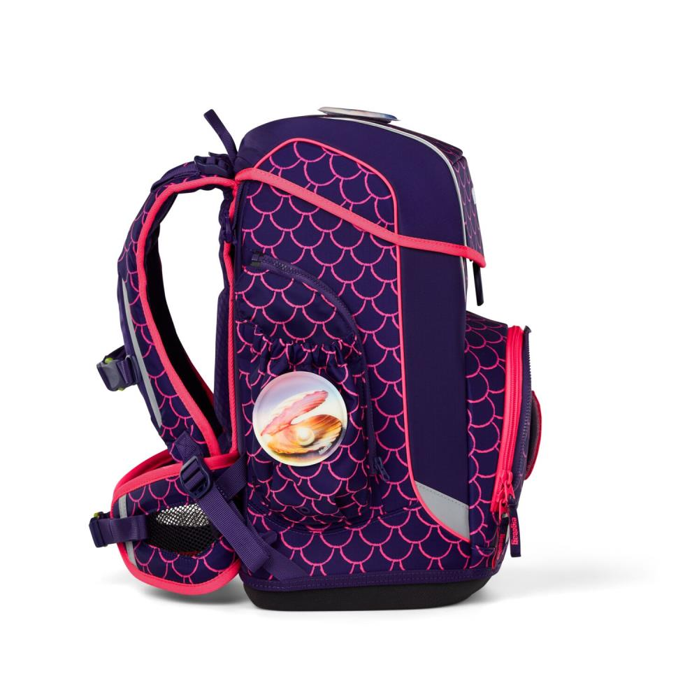 Lilafarbener Rucksack mit rosa Akzenten und einer Muschel-Grafik. Er hat ein Schuppenmuster und mehrere Fächer, vor weißem Hintergrund.