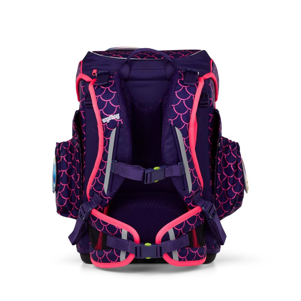 Ein lila Rucksack mit rosa Akzenten und einem Schuppenmuster. Er hat mehrere Fächer, Riemen und reflektierende Elemente.