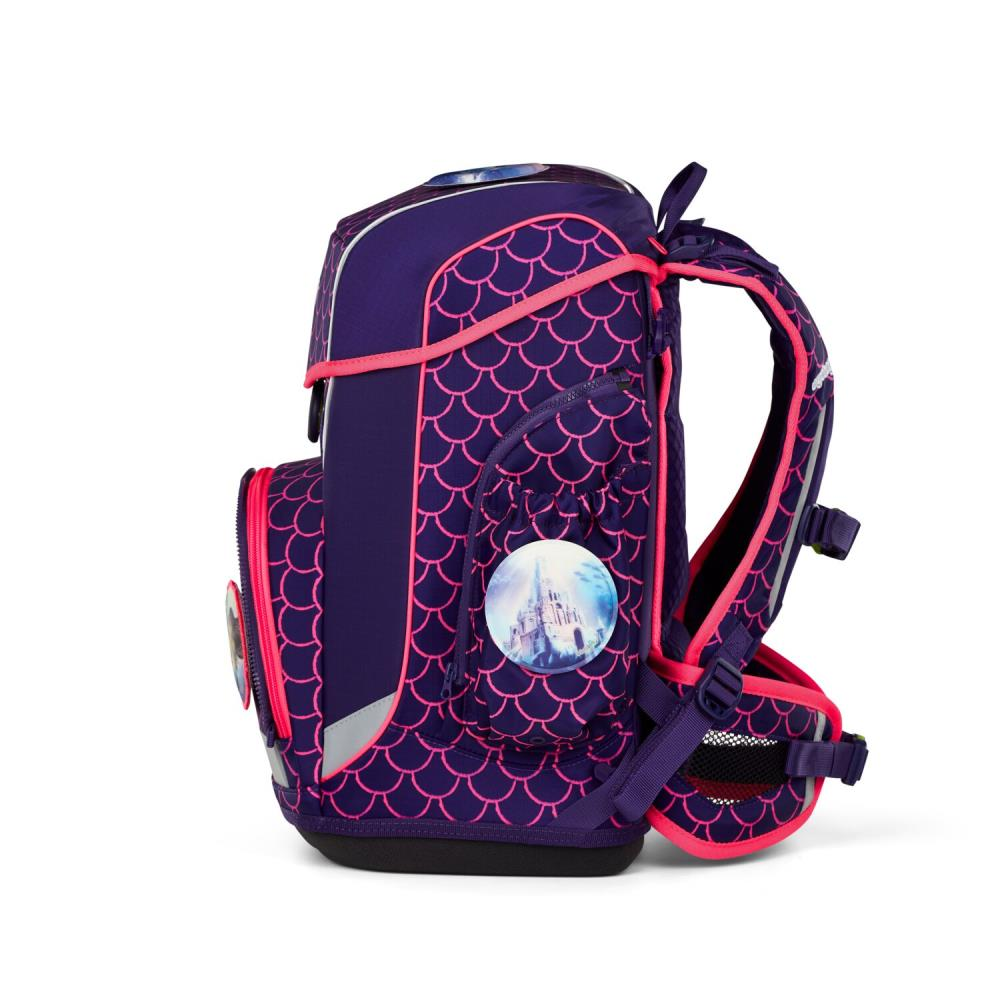 Lila Rucksack mit rosa Schuppenmuster, einem Schloss-Abzeichen und rosa Besatz. Merkmale sind gepolsterte Gurte und mehrere Fächer.