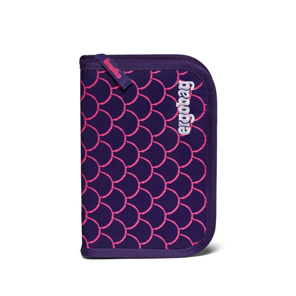 Ein lila Federmäppchen mit rosa Schuppenmuster. Der Markenname 'ergobag' ist auf dem Etui sichtbar.