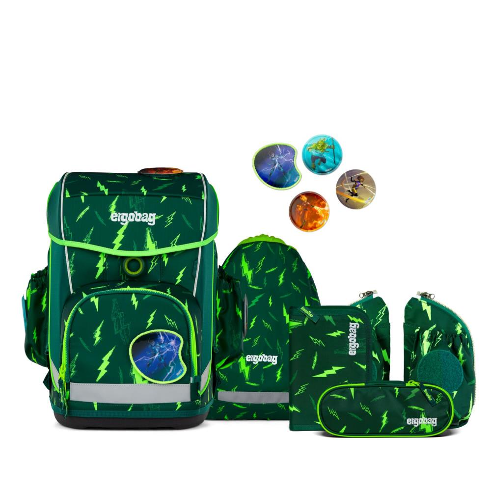 Grünes Schulranzen-Set mit Blitzmuster. Enthält Rucksack, Federmäppchen und Zubehör. Mit verschiedenen bunten Abzeichen.