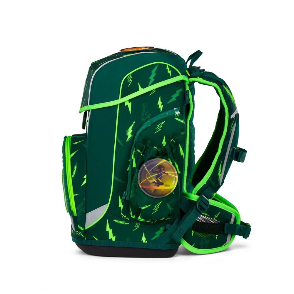 Grüner Rucksack mit Blitzmuster. Merkmale: Seitentasche, gepolsterte Gurte und ein rundes Emblem einer Person.