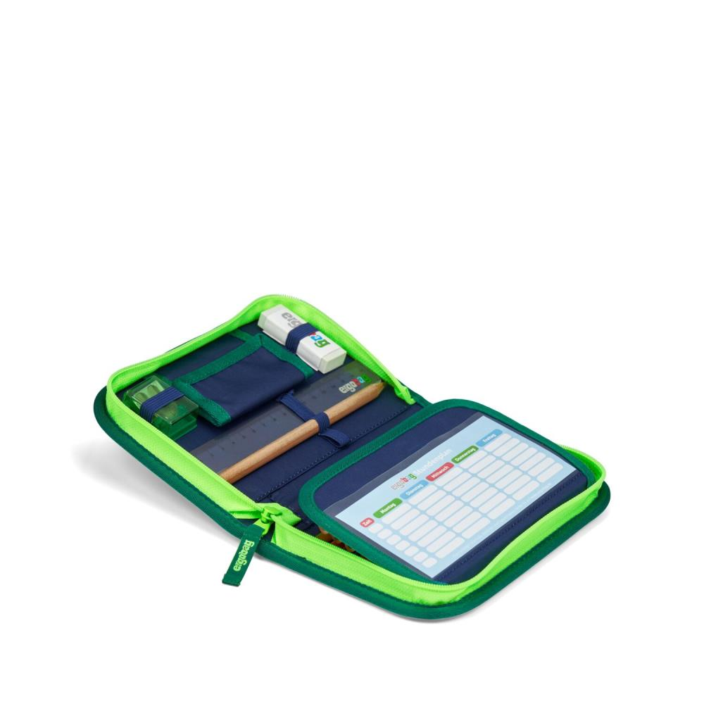 Offenes grünes Federmäppchen mit Schulmaterialien: Radiergummi, Spitzer, Lineal, Bleistift und Stundenplan.