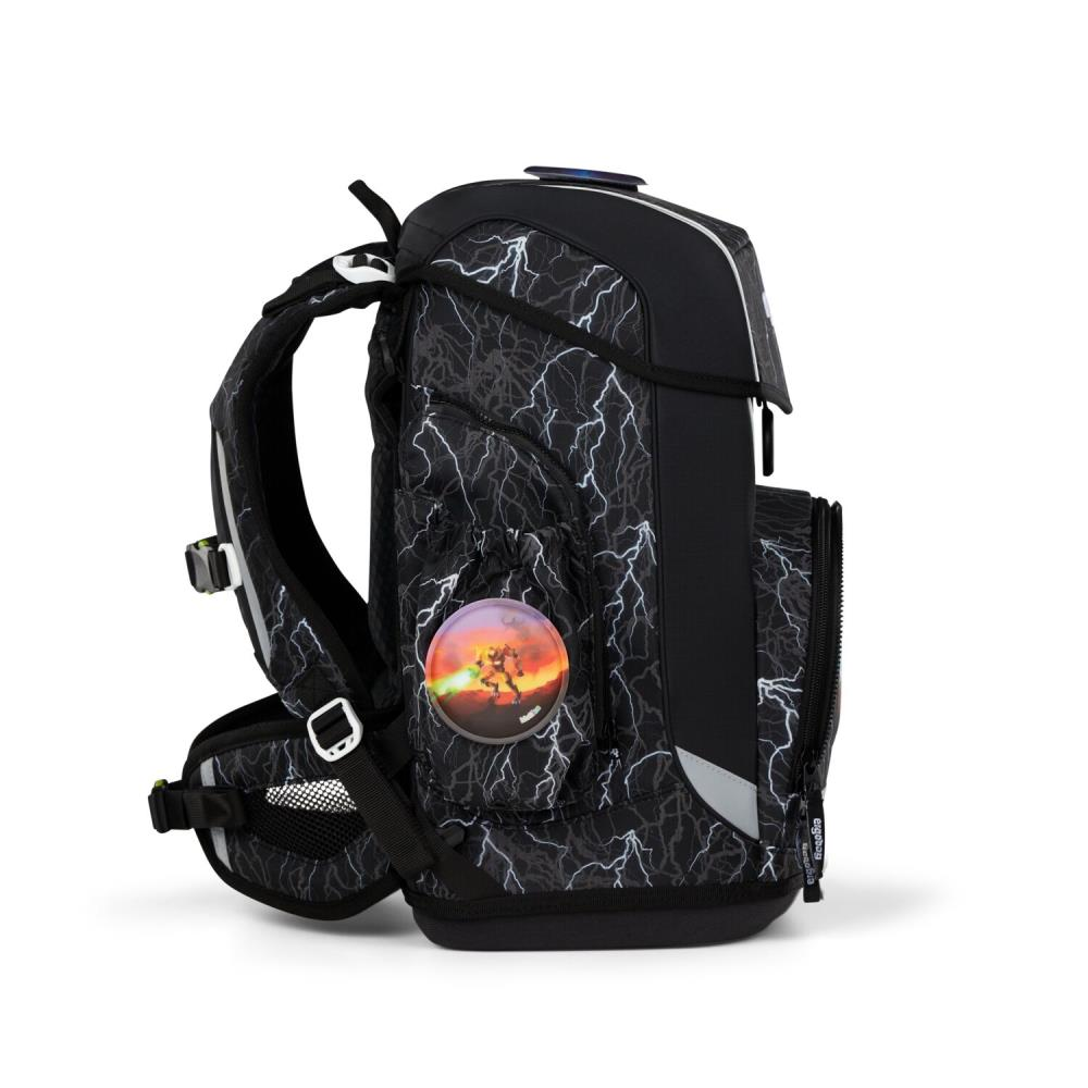 Schwarzer Schulrucksack mit Blitzmuster, einem runden Aufkleber mit einer Figur und mehreren Fächern. Weißer Hintergrund.