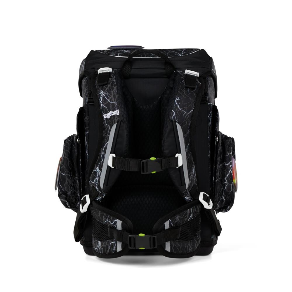 Schwarzer Schulrucksack mit Blitzmuster. Er hat mehrere Fächer, verstellbare Riemen und ein 'ergobag'-Logo.