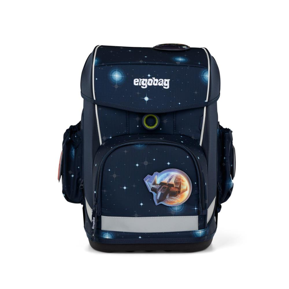 Ein dunkelblauer Ergobag-Rucksack mit Weltraum-Thema. Er hat eine Vordertasche mit einem Raumschiff-Aufkleber und Sternenmustern.