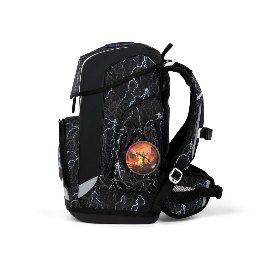 Schwarze Schultasche mit Blitzmuster. Merkmale sind eine Vordertasche mit Grafik, reflektierende Elemente und gepolsterte Gurte.
