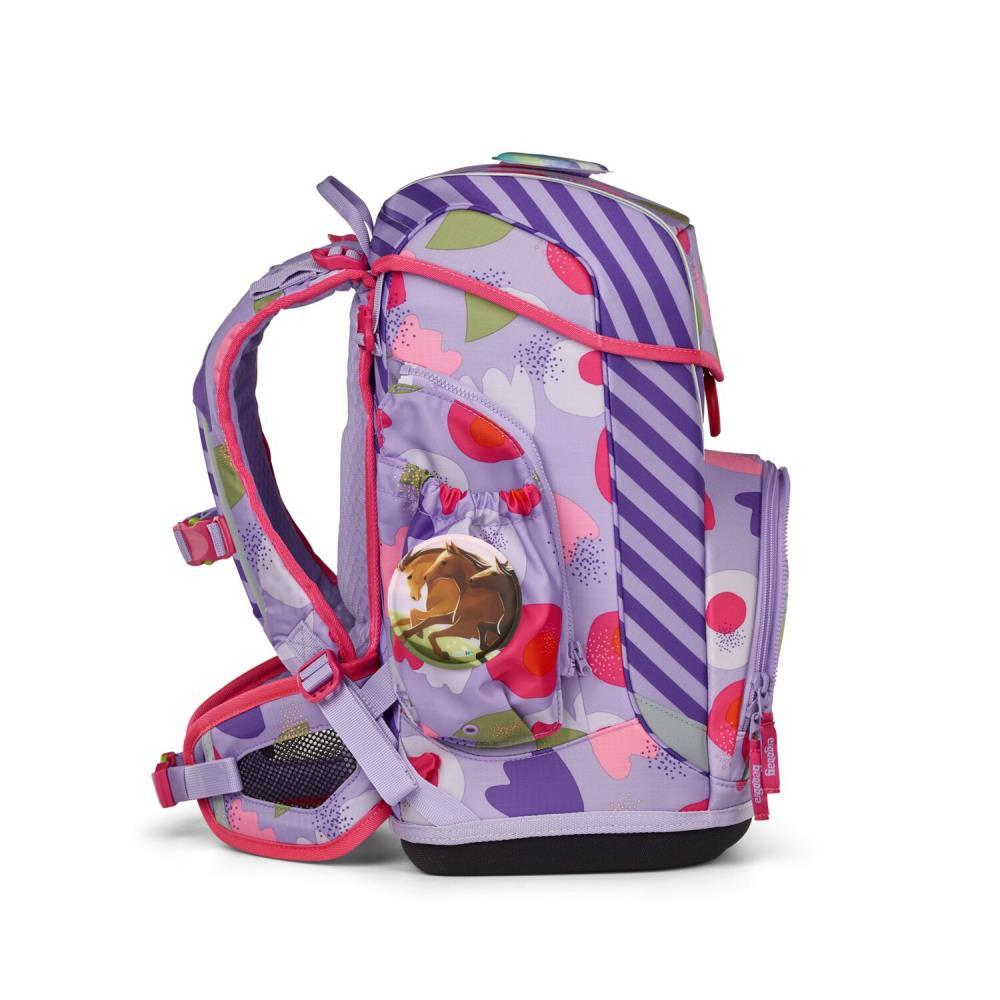Ein lila Rucksack mit Blumenmustern und einem Pferdeabzeichen. Er hat Streifen, rosa Akzente und eine schwarze Basis. Die Tasche ist auf Weiß.