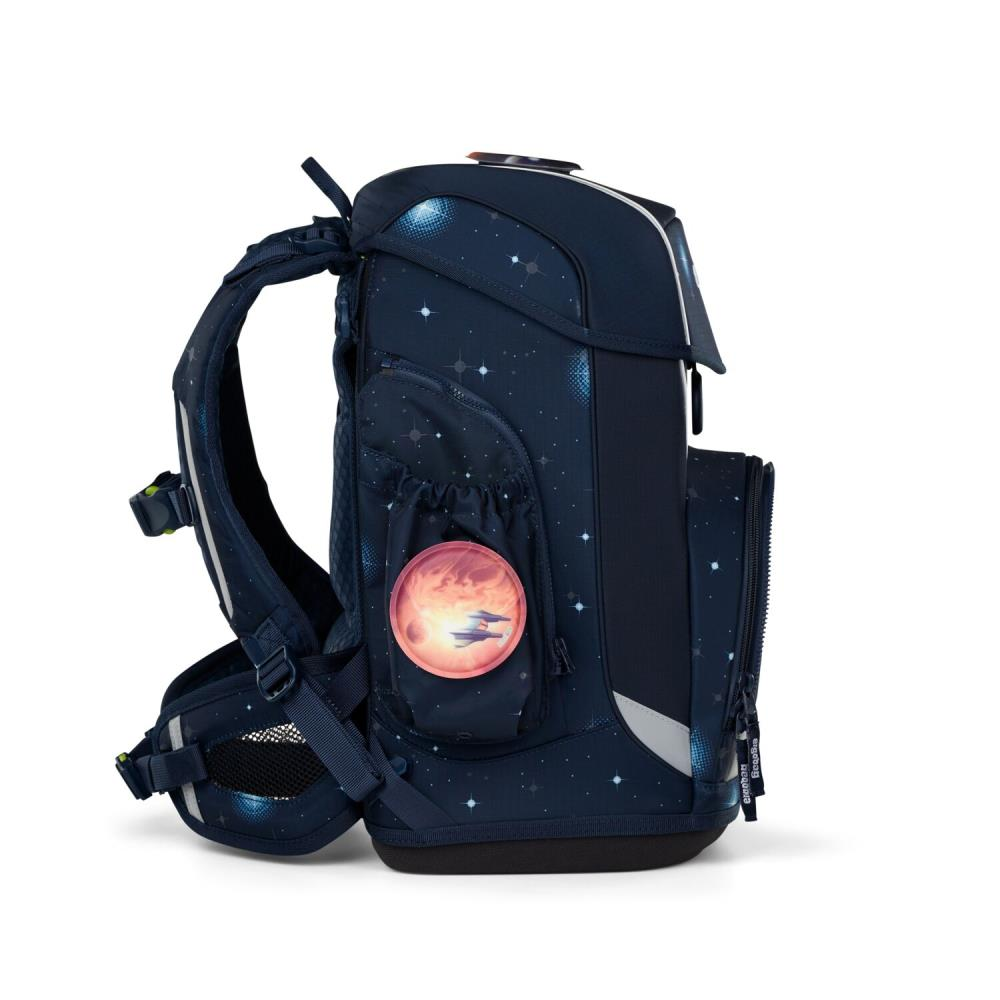 Ein marineblauer Rucksack mit Weltraum-Motiv, Sternen, einem Planeten-Patch und weißer Zierleiste. Er hat mehrere Fächer.