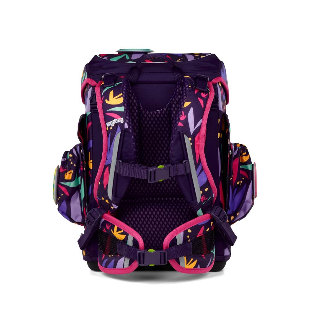 Ein lila Ergobag-Schulrucksack mit bunten blattartigen Mustern. Er hat mehrere Taschen und Gurte mit rosa und gelben Akzenten.