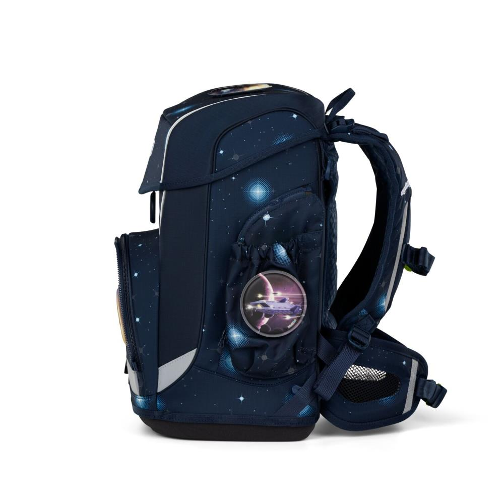 Dunkelblauer Rucksack mit Weltraum-Thema. Er hat ein Hauptfach, Seitentaschen und einen kreisförmigen Aufnäher mit einem Raumschiffbild.