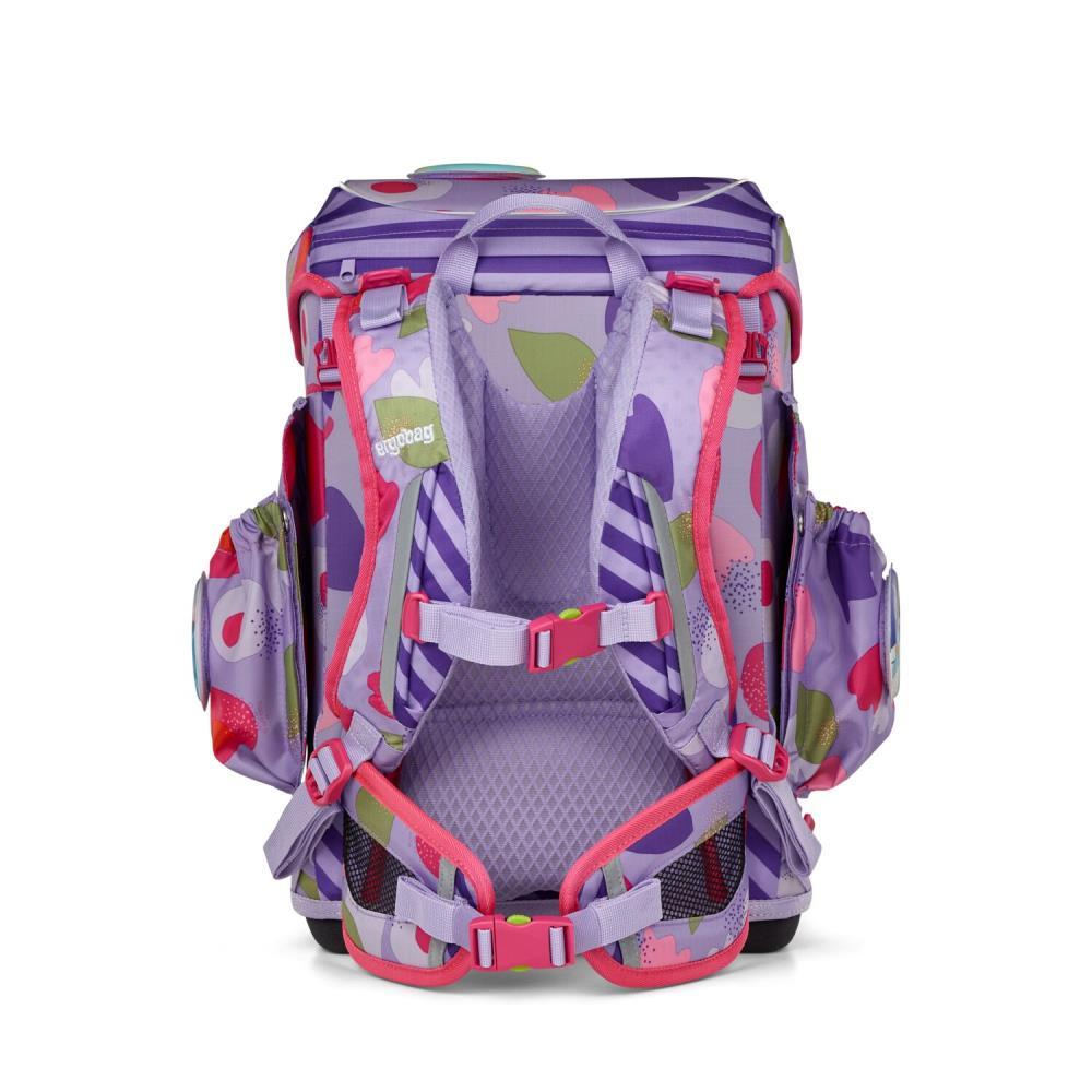 Ein lila Rucksack mit rosa Akzenten. Er hat ein Blumenmuster und mehrere Fächer. Der Markenname 'ergobag' ist sichtbar.