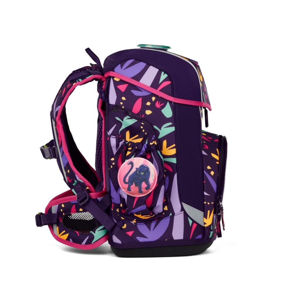 Ein lila Schulrucksack mit bunten Blattmustern und einem Panther-Emblem. Mit Seitentaschen, Reißverschlüssen und gepolsterten Trägern.