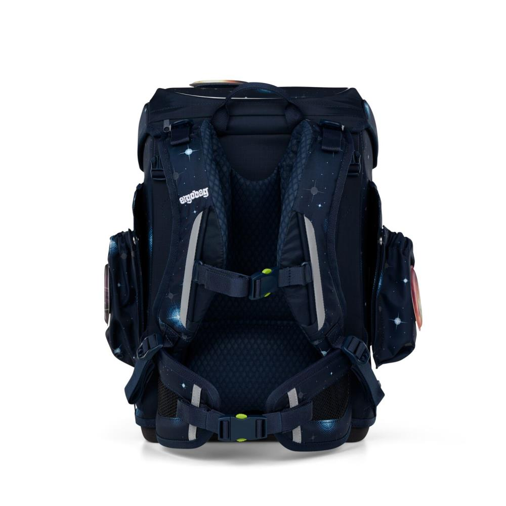Ein dunkelblauer Rucksack mit Sternenmustern. Er hat eine gepolsterte Rückenpartie und Schultergurte sowie mehrere Taschen. Der Markenname lautet 'ergobag'.