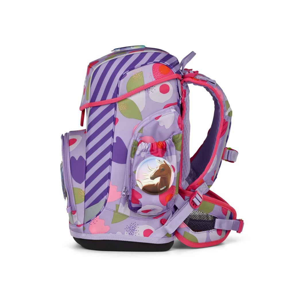 Ein lila-rosa Rucksack mit Blumenmustern und einem Pferdeabzeichen. Er hat Streifen und Taschen.