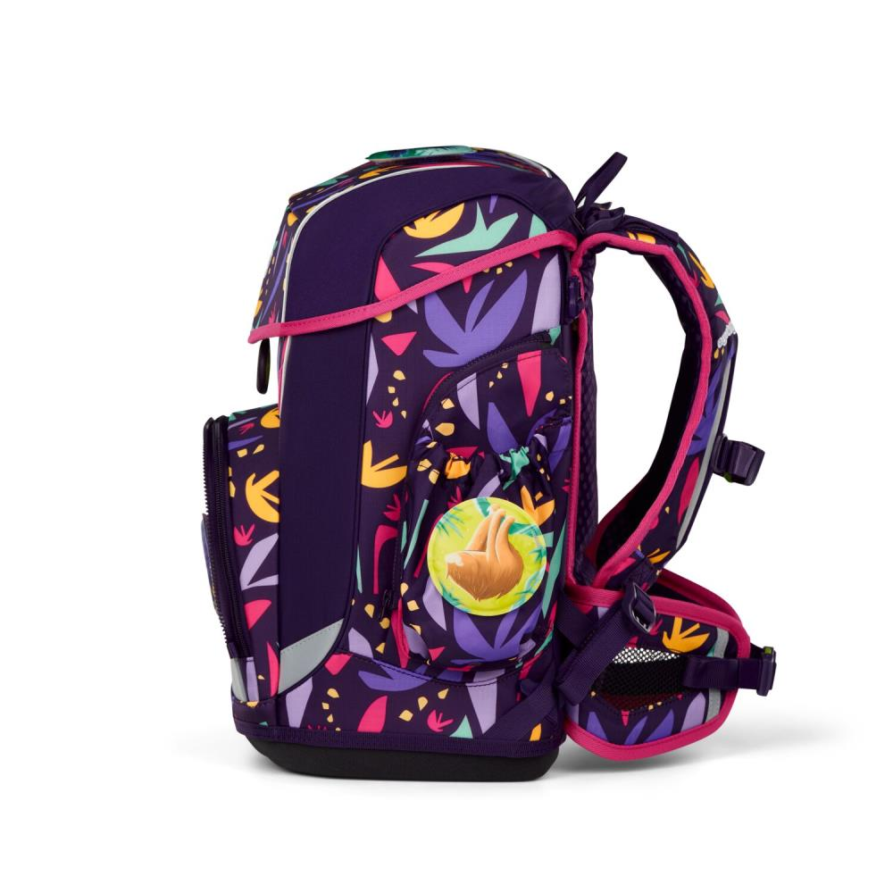 Ein lila Schulrucksack mit floralem Muster und einem Faultier-Patch. Rosa und grüne Akzente sind sichtbar.