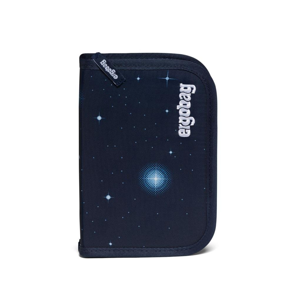 Ein dunkelblaues Federmäppchen mit Sternenhimmel-Design und dem Wort 'ergobag'. Ein heller Stern in der Mitte.