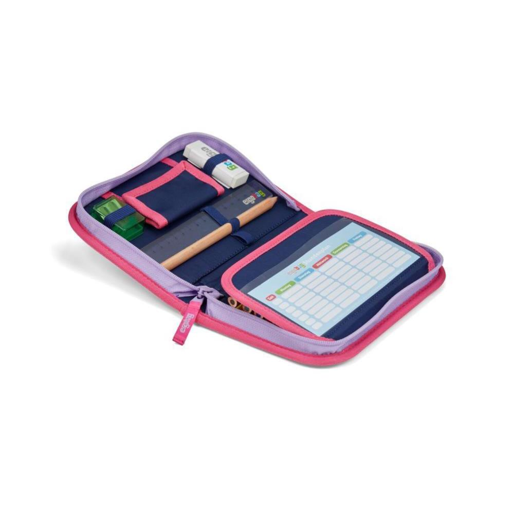 Offenes Federmäppchen mit Schreibwaren. Im Inneren befinden sich ein Bleistift, ein Lineal, ein Radiergummi, ein Stundenplan und ein Spitzer. Pink, Blau und Lila.