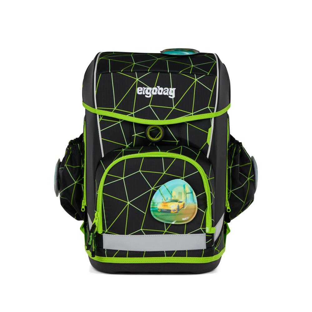 Schwarzer Rucksack mit grünem geometrischen Muster und Auto-Bild. Hat das Wort 'ergobag'. Inklusive Seitentaschen und Reflexstreifen.