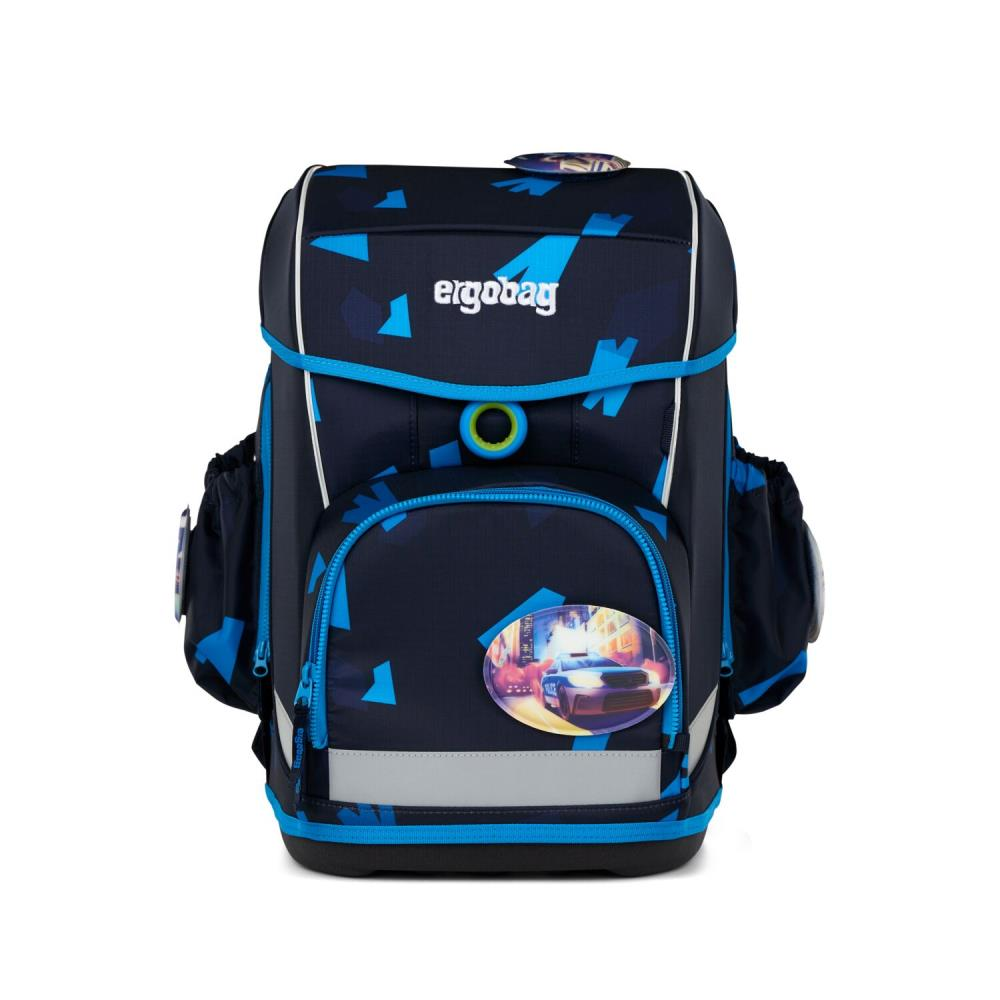 Ein marineblauer ergobag-Schulrucksack mit blauen Akzenten und einem Bild eines Autos. Er hat reflektierende Streifen und eine weiße Zierleiste.