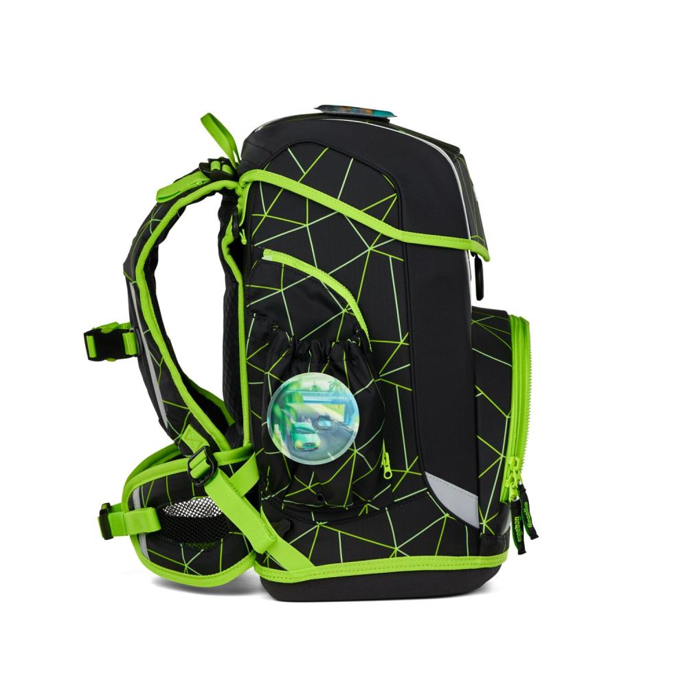 Schwarzer Rucksack mit neongrünen Akzenten und geometrischen Mustern. Mit Seitentaschen und einem reflektierenden Streifen. Ein runder Aufnäher zeigt Autos.
