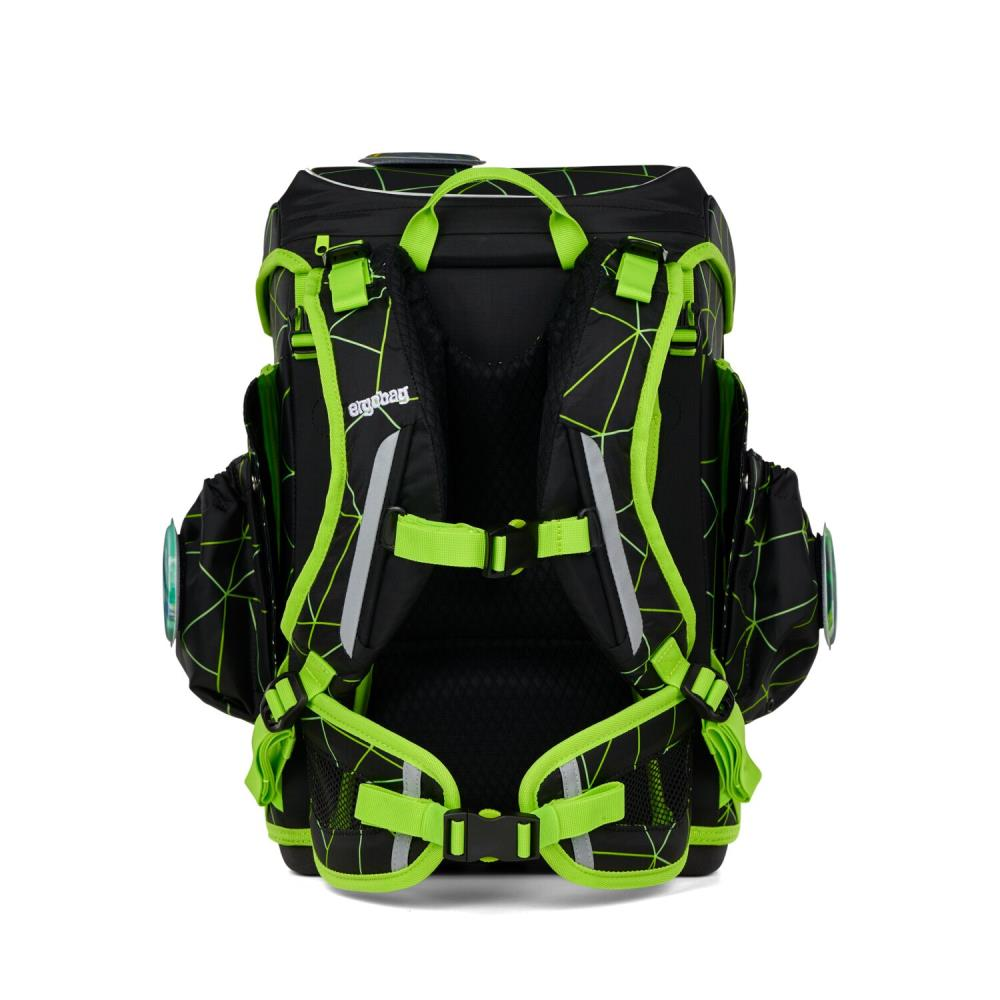 Schwarzer und grüner Schulrucksack. Die Tasche hat grüne Akzente, Riemen und ein geometrisches Design. Der Markenname ist sichtbar.