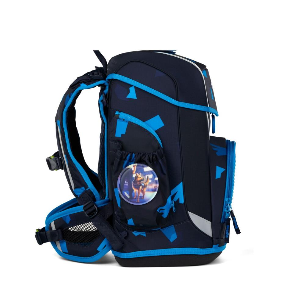 Dunkelblauer Schulrucksack mit hellblauen Akzenten und einem Hunde-Bild auf der Seitentasche. Er hat mehrere Fächer.