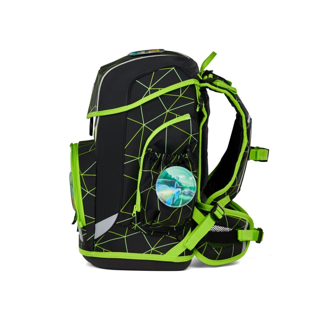 Schwarzer Rucksack mit neongrünen Akzenten und geometrischen Mustern. Er hat mehrere Fächer und ein rundes Abzeichen mit Landschaftsbild.