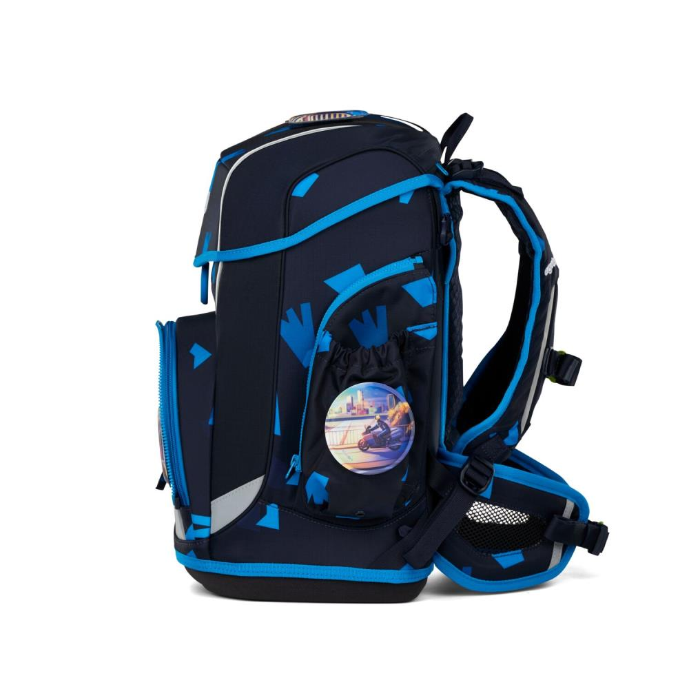 Ein marineblauer Schulrucksack mit hellblauen Akzenten und einem Bild eines Rollers. Er hat mehrere Fächer und einen gepolsterten Rücken.