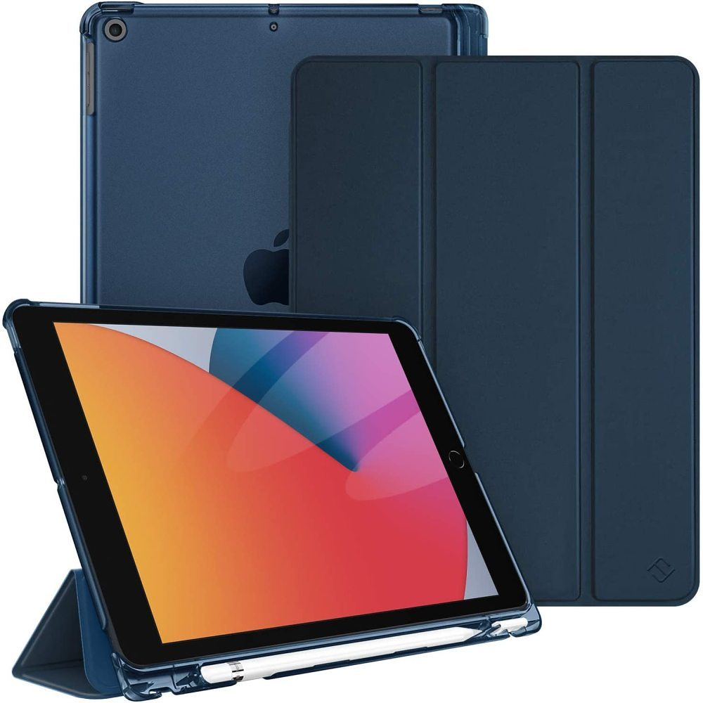 Ein iPad mit blauem Gehäuse. Der Bildschirm zeigt ein farbenfrohes Bild. Ein weißer Stift liegt neben dem Bildschirm. Ein weiteres Gehäuse und iPad sind dahinter.