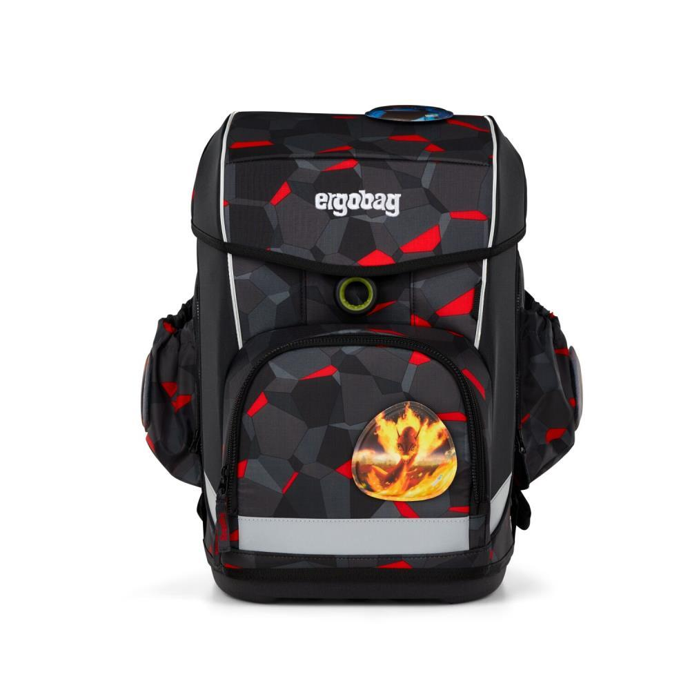 Ein schwarzer Schulranzen mit roten geometrischen Mustern, dem Logo "ergobag" und einem Flammenemblem, auf weißem Hintergrund.