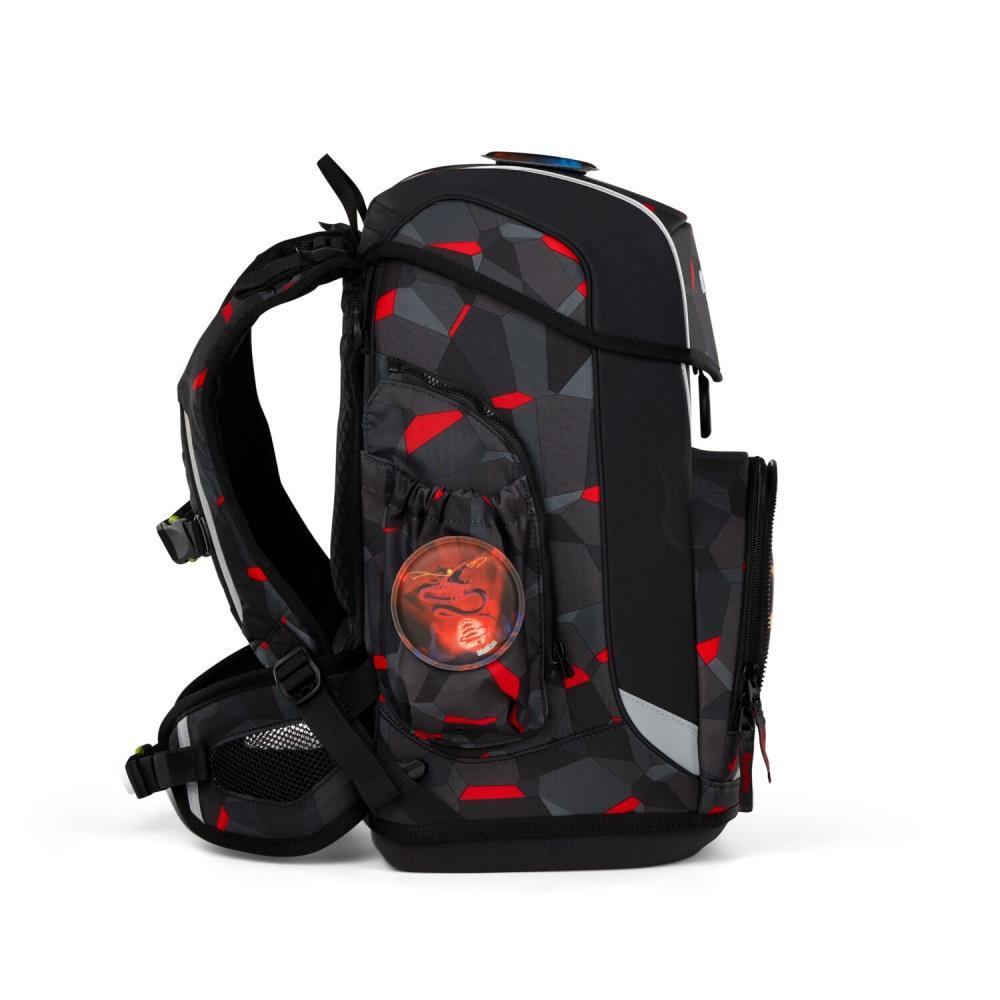 Ein schwarzer Schulrucksack mit roten geometrischen Mustern. Er hat mehrere Fächer, reflektierende Streifen und ein Drachenlogo.