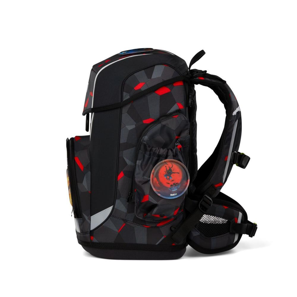 Schwarzer Rucksack mit rotem geometrischem Muster. Hat eine Seitentasche mit rundem Aufkleber. Schultergurte sichtbar.