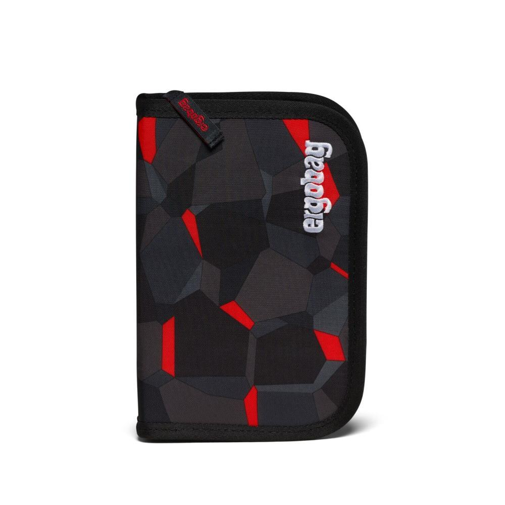 Ein Federmäppchen mit einem geometrischen schwarz-grauen Muster mit roten Akzenten. Das Wort 'ergobag' ist weiß darauf geschrieben.