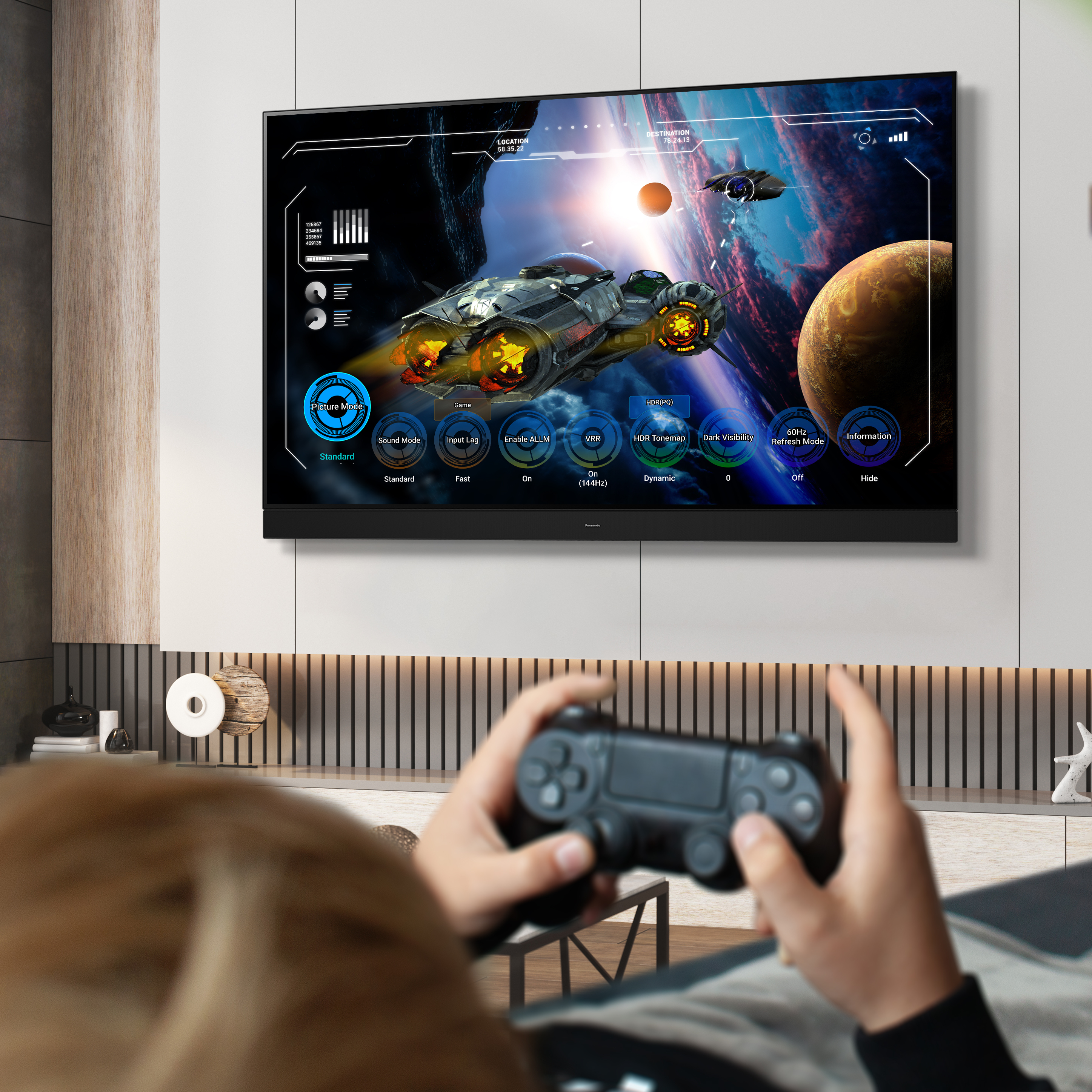 Una persona gioca a un videogioco su una TV. Il gioco mostra un'astronave e un pianeta.