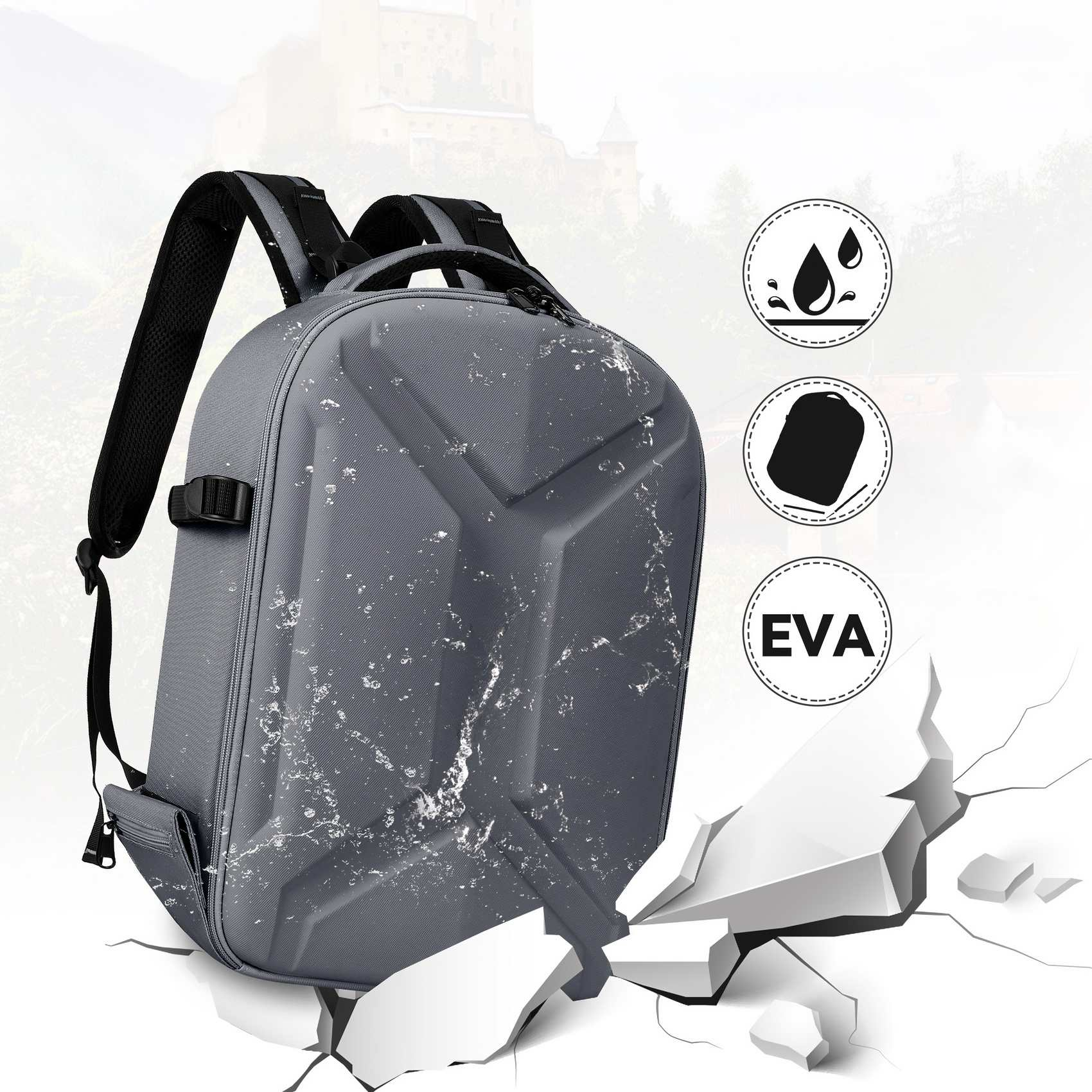 Grauer Rucksack mit Wassertropfen, schwarzen Trägern und Symbolen für Wasserfestigkeit und Form, auf rissigem Boden.