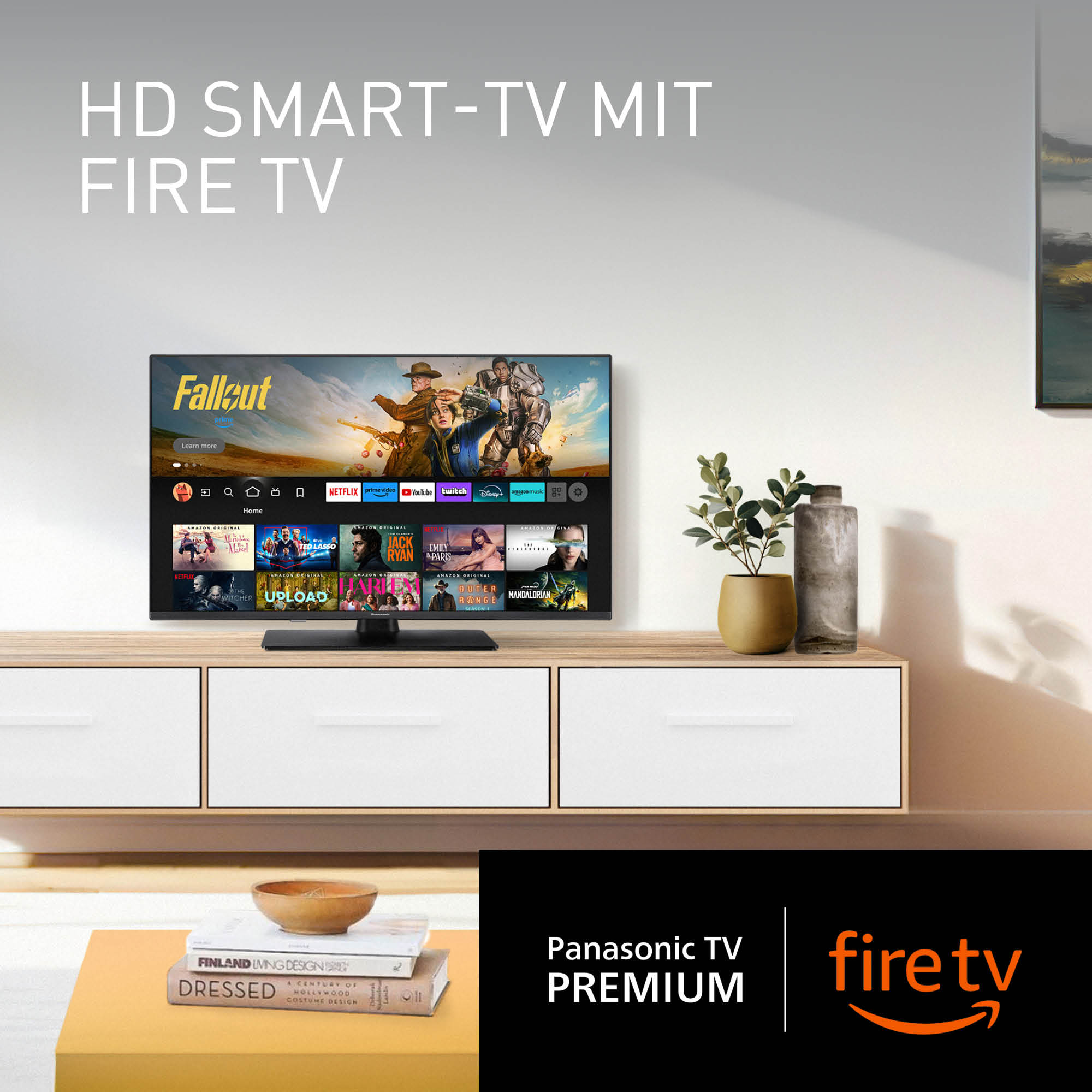 Telewizor wyświetla program. Roślina stoi na drewnianej półce. Logo telewizora brzmi 'Fallout'.