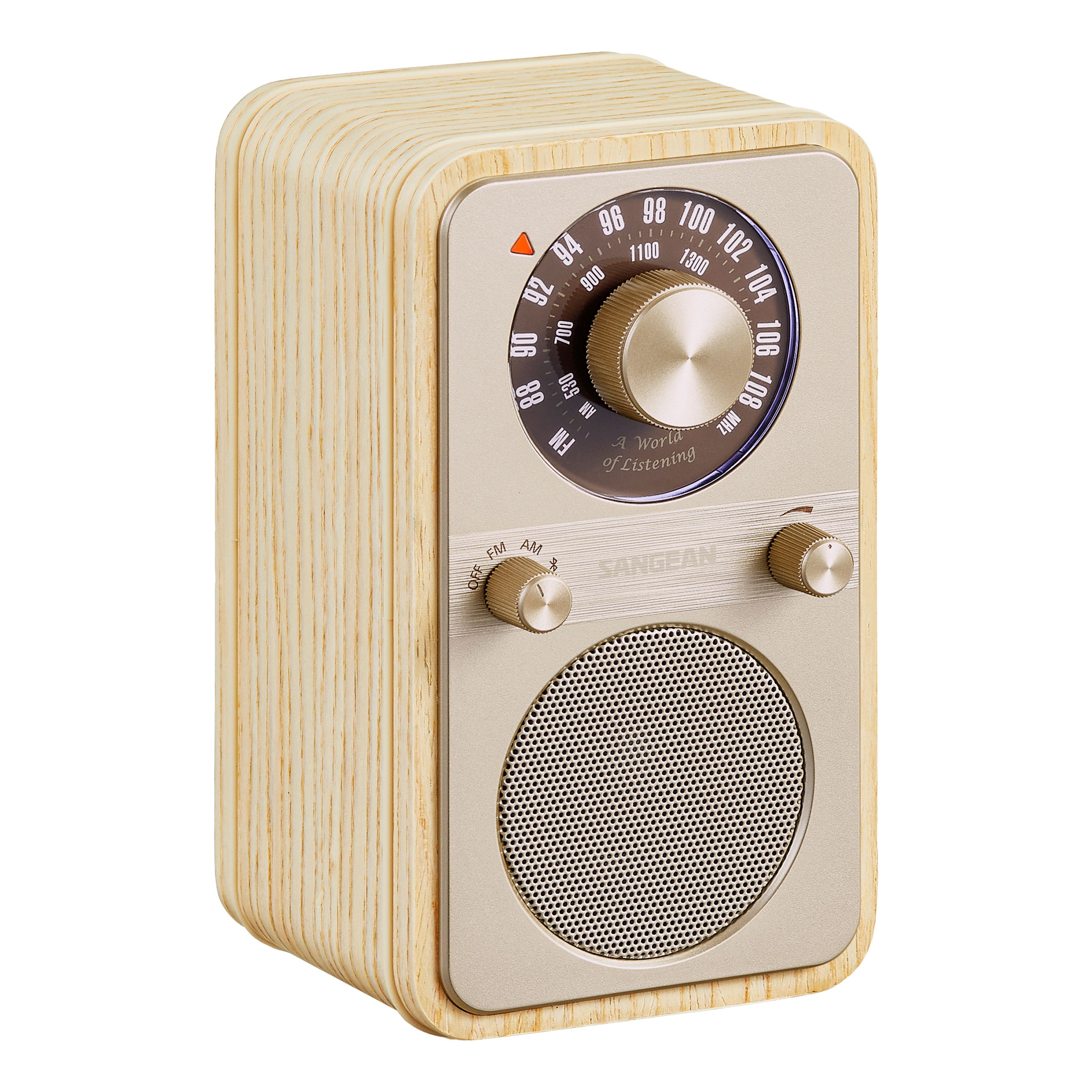 Ein Holzradio mit Metallfront. Es hat einen Lautsprecher, Knöpfe und einen Abstimmknopf. Auf der Vorderseite steht 'A World of Listening'.