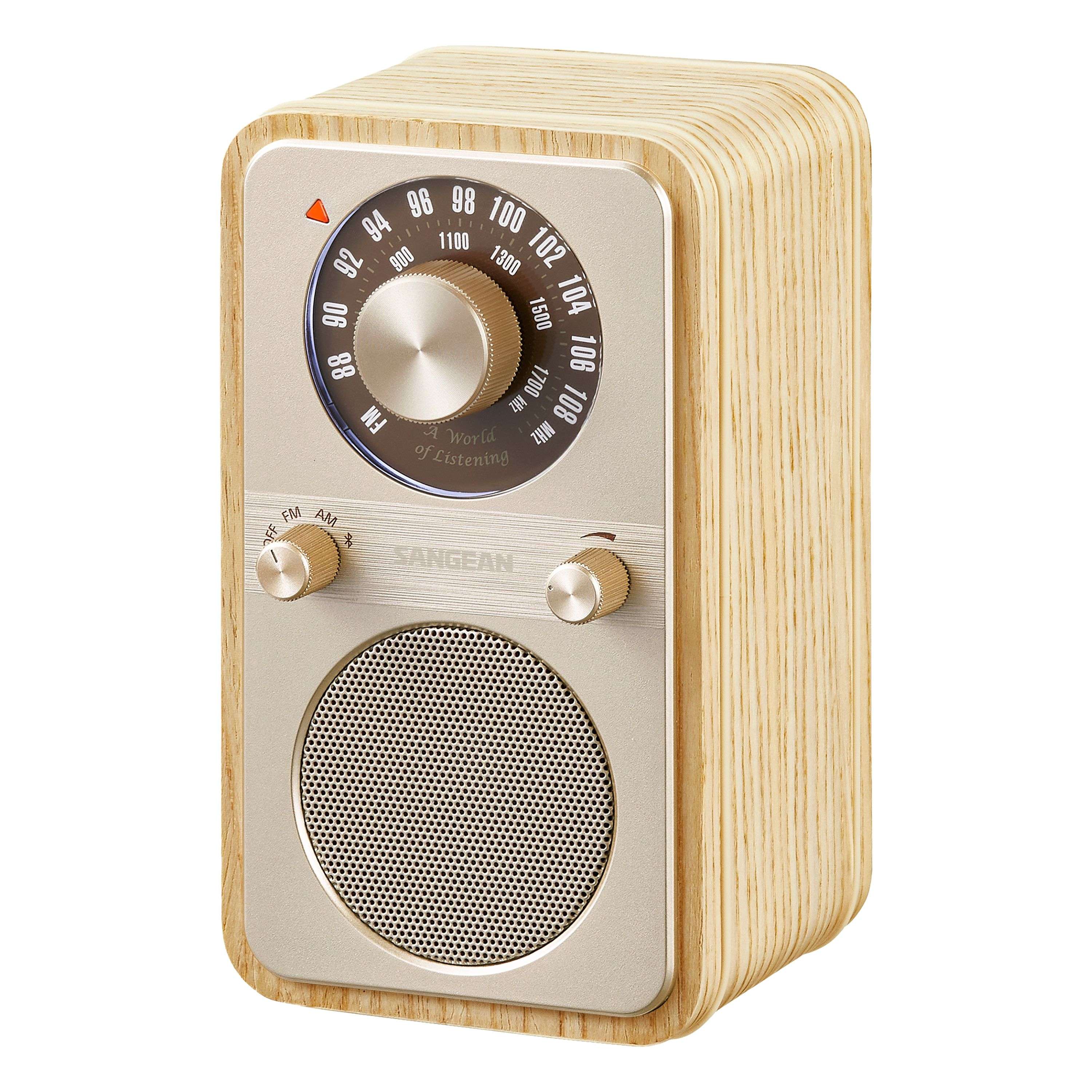 Ein Holzradio mit silberner Front und Lautsprecher. Hat Knöpfe und ein Zifferblatt mit Zahlen. Der Text 'World of Listening'.