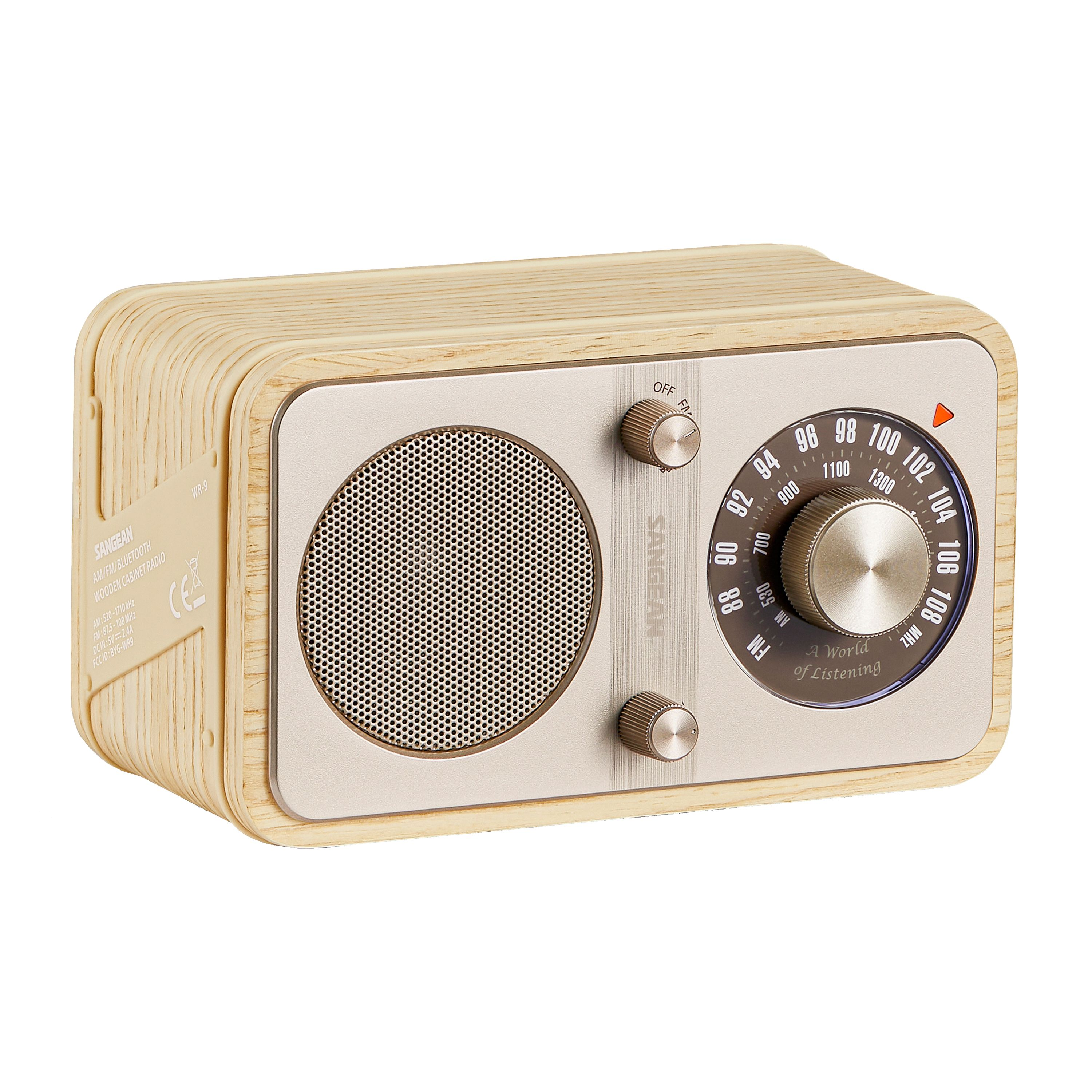 Ein Holzradio mit Metallfront. Es hat einen Lautsprecher, Knöpfe und ein Abstimmrad mit Frequenzen.