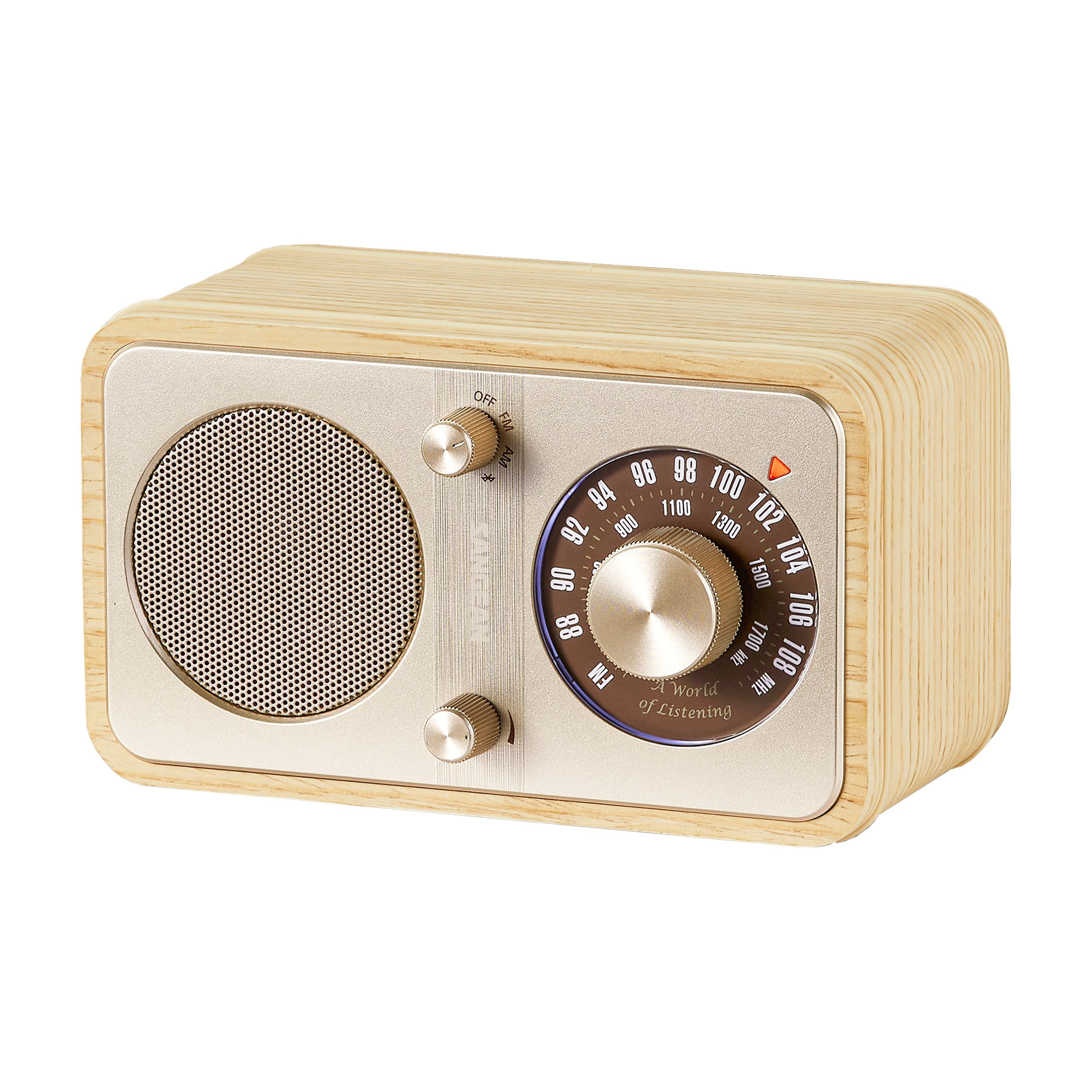 Ein hölzernes Retro-Radio mit silbernen Details. Es hat einen Lautsprecher, Knöpfe und einen Abstimmknopf. Der Hintergrund ist weiß.