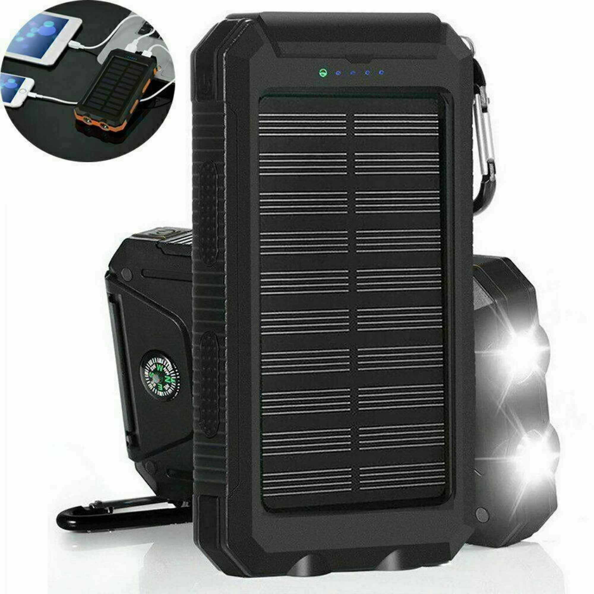Schwarzes Solar-Ladegerät mit Taschenlampe, Kompass und Ladegeräten. Nahaufnahme der Frontplatte.